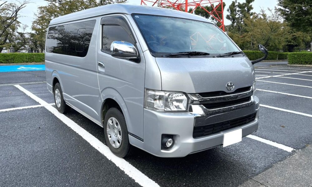 10-seater-hiace1
