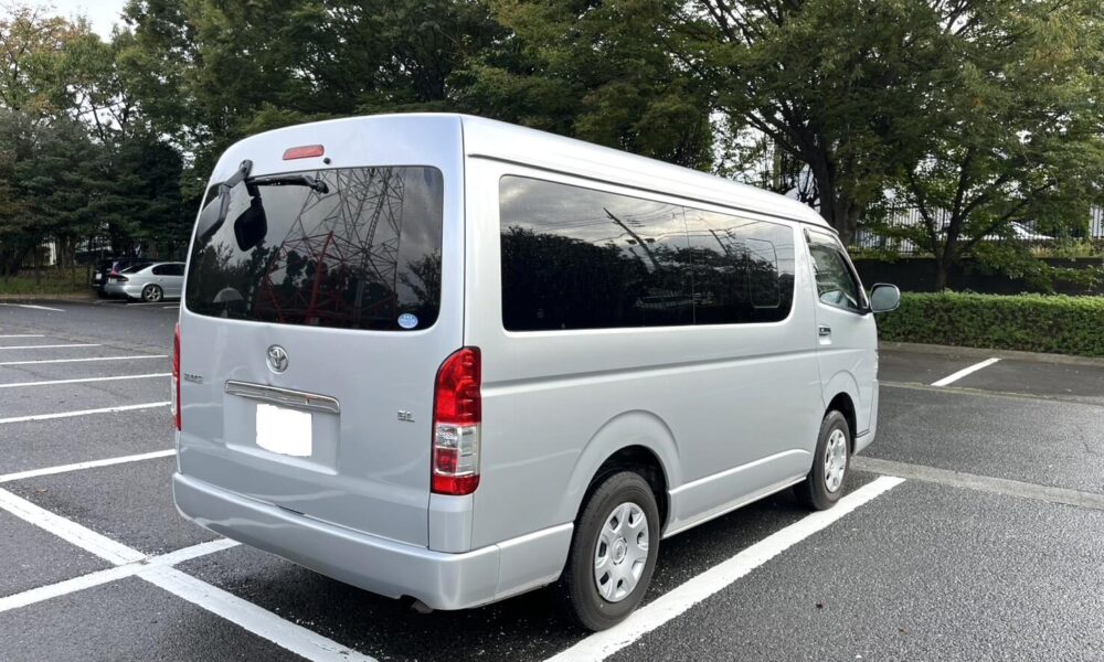 10-seater-hiace2