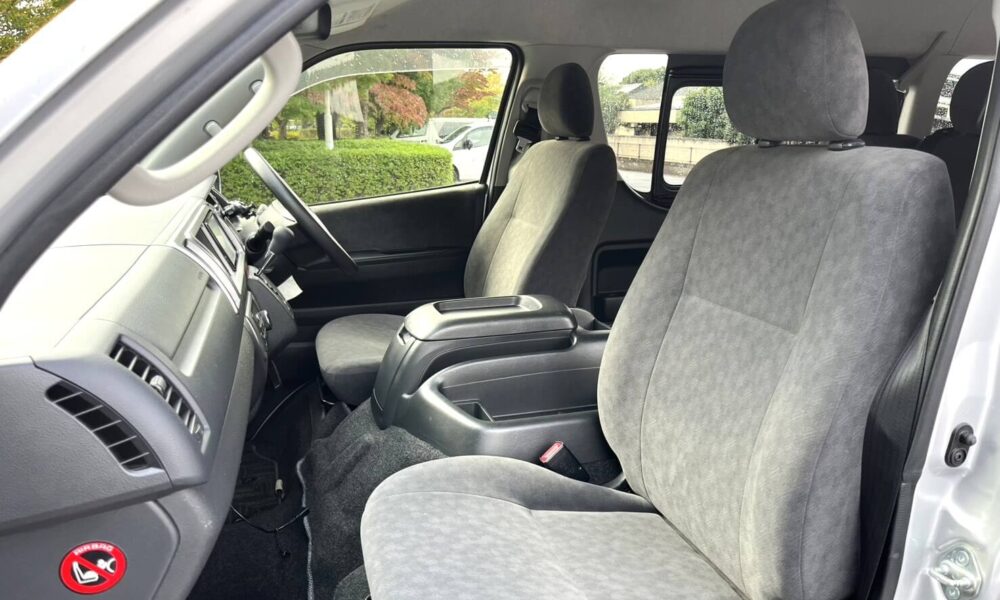 10-seater-hiace3