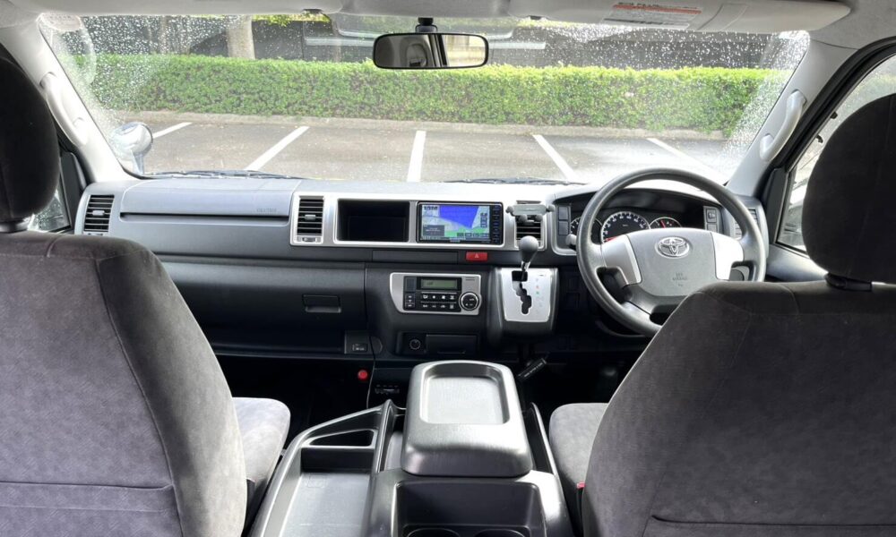 10-seater-hiace4