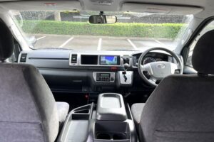 10-seater-hiace4