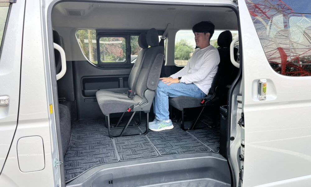 10-seater-hiace6