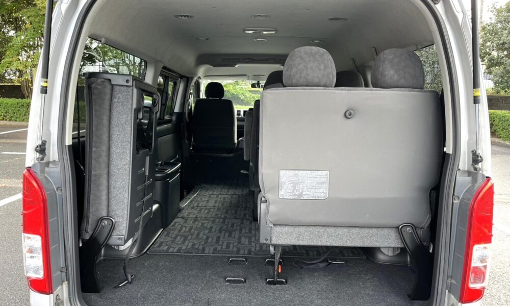 10-seater-hiace7