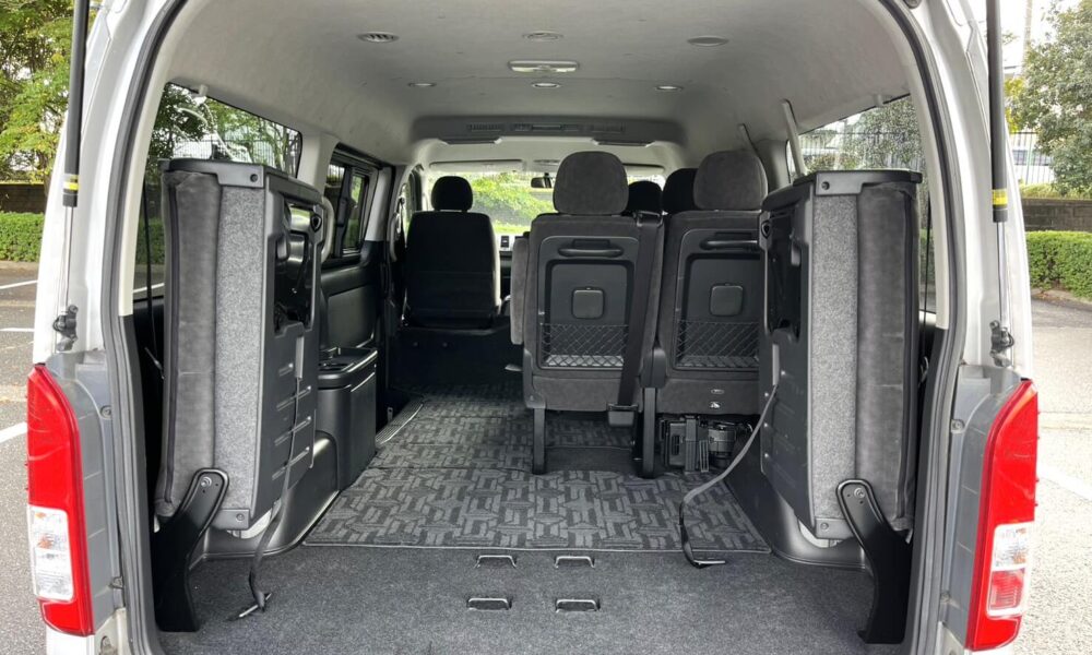 10-seater-hiace8