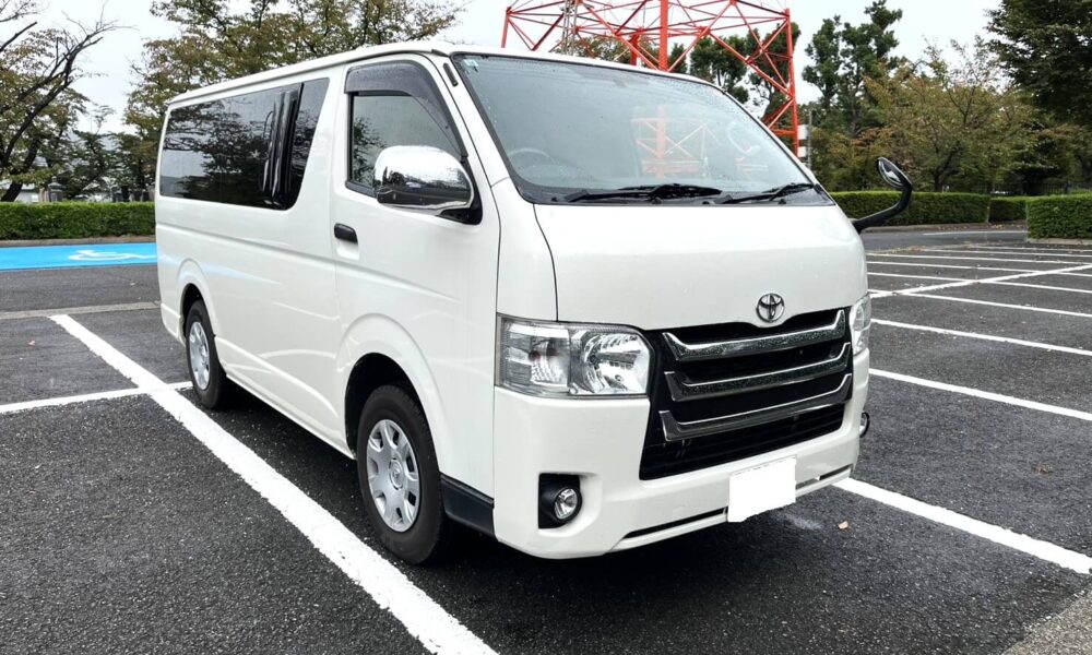 8-9-seater-hiace1