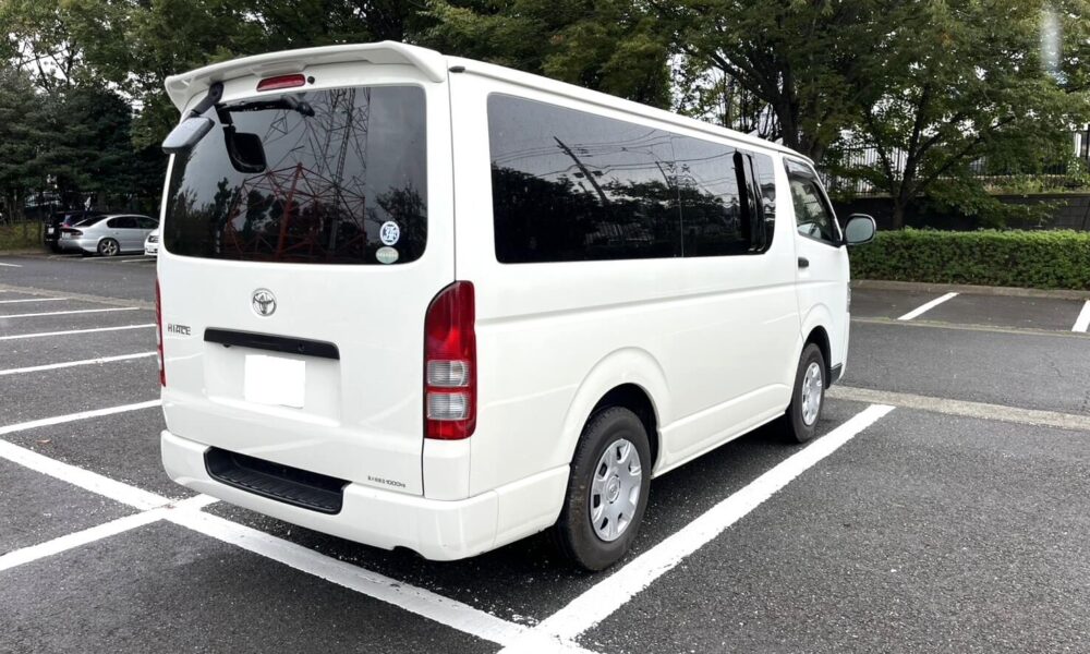 8-9-seater-hiace2