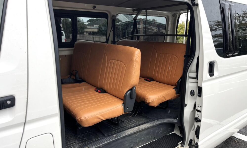 8-9-seater-hiace4