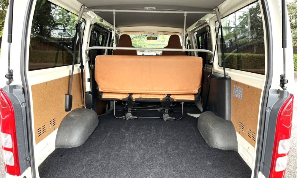 8-9-seater-hiace7