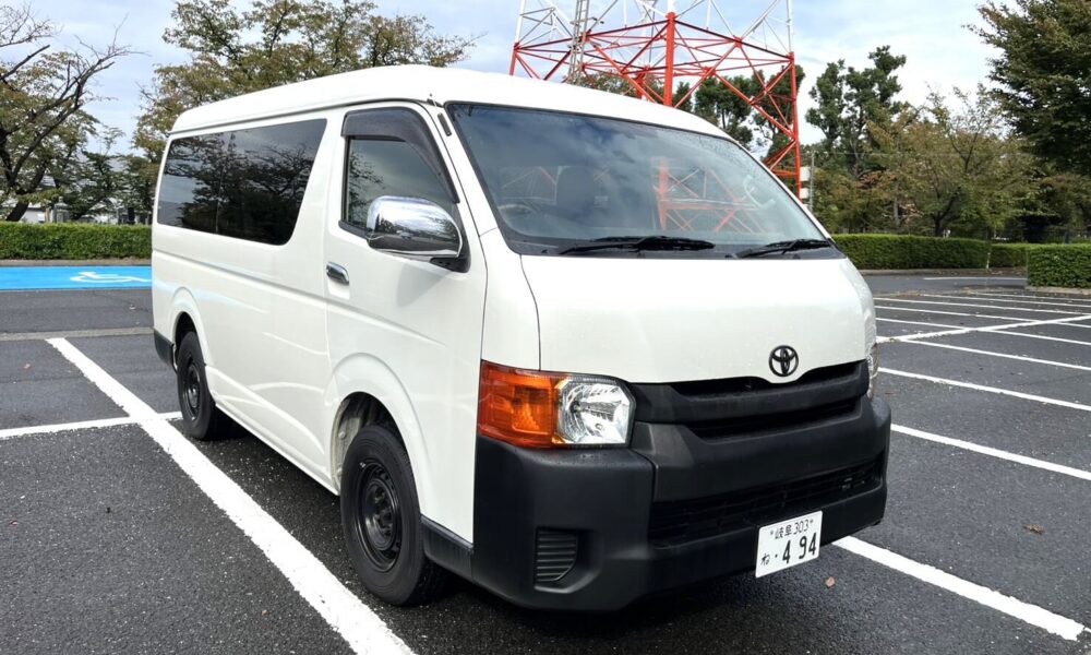 8-seater-hiace1