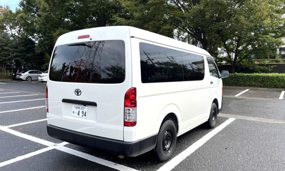 8-seater-hiace2