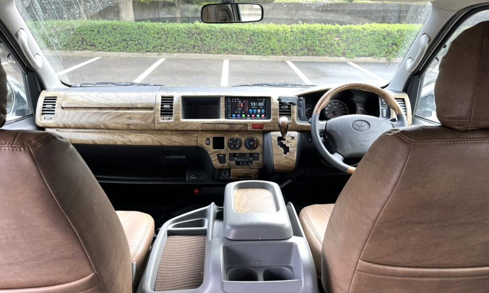 8-seater-hiace3
